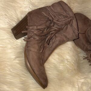 Stylish Fringe Heeled Boots - Tan